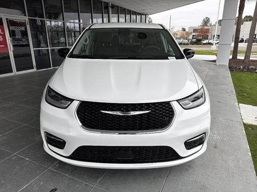 2024 Chrysler Pacifica Touring-L