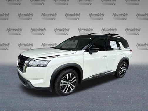 White 2024 Nissan Pathfinder Platinum