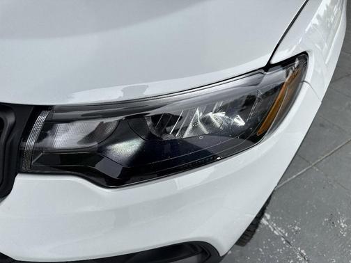 Bright White Clearcoat 2025 Jeep Compass Trailhawk