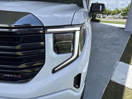 Summit White 2023 GMC Sierra 1500 AT4