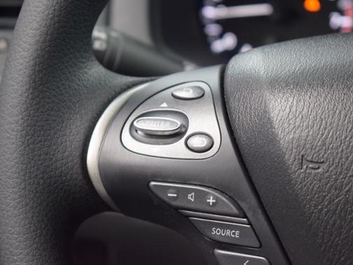 Photo 5 of 32 of 2018 Nissan Pathfinder S