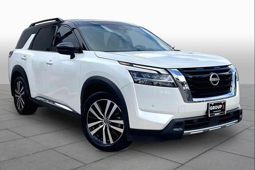 Pearl White Tricoat/Super Black 2024 Nissan Pathfinder Platinum FWD