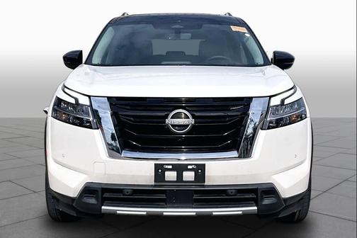 White 2024 Nissan Pathfinder Platinum