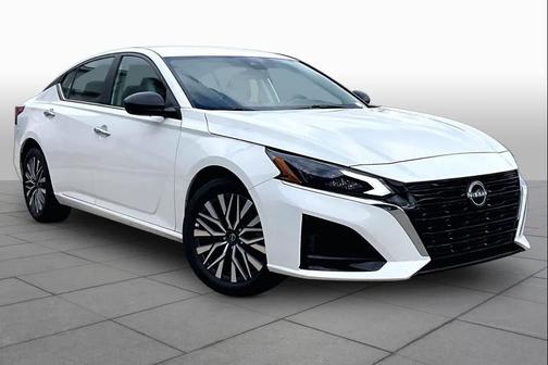 Glacier White 2025 Nissan Altima SV