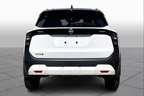Aspen White Tricoat/Super Black 2026 Nissan Kicks SV