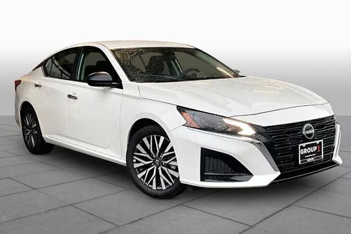 Glacier White 2025 Nissan Altima SV