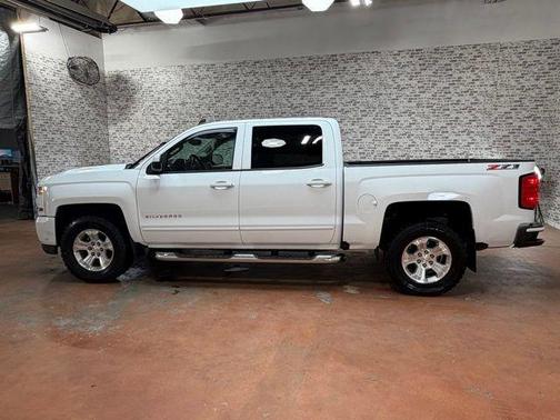 Summit White 2018 Chevrolet Silverado 1500 LT