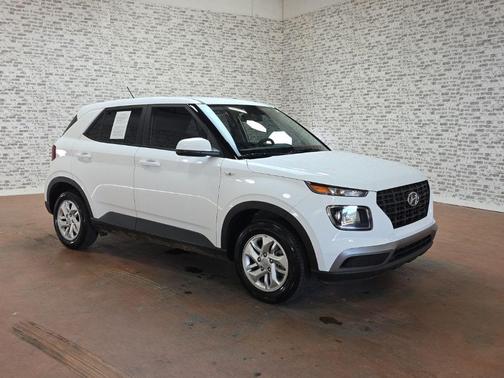 Lunar White 2025 Hyundai VENUE SE