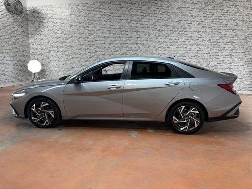Metal 2025 Hyundai ELANTRA SEL Sport