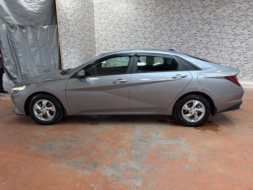 2022 Hyundai ELANTRA SE