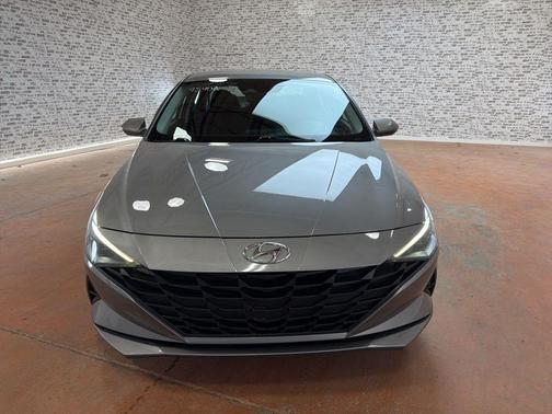 2022 Hyundai ELANTRA SE