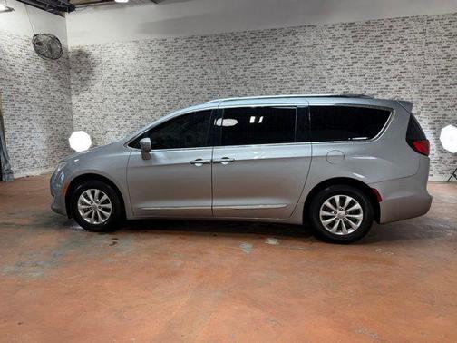Billet Silver Metallic Clearcoat 2018 Chrysler Pacifica Touring-L