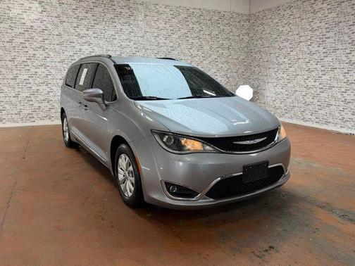 Billet Silver Metallic Clearcoat 2018 Chrysler Pacifica Touring-L