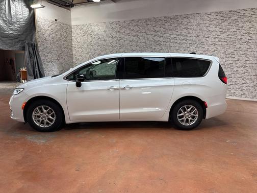 2024 Chrysler Pacifica Touring-L