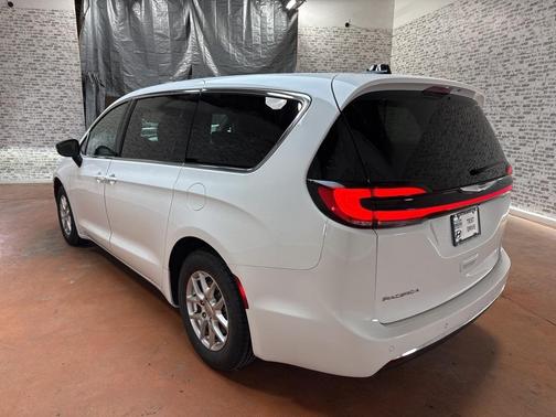2024 Chrysler Pacifica Touring-L