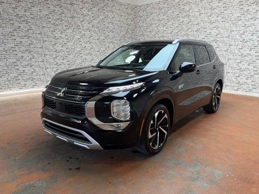 Labrador Black Metallic 2023 Mitsubishi Outlander PHEV SEL