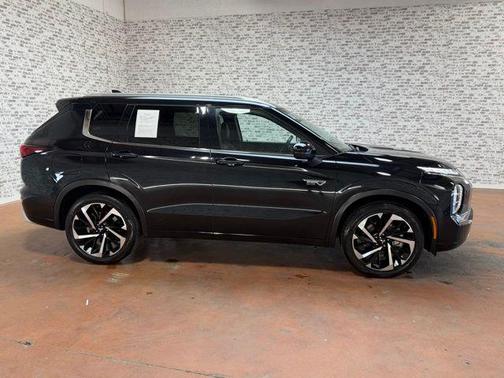 Labrador Black Metallic 2023 Mitsubishi Outlander PHEV SEL