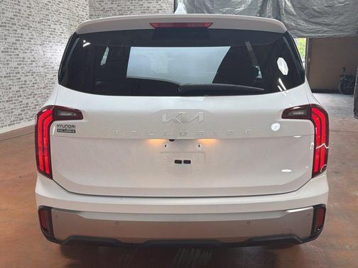 Glacial White Pearl 2025 Kia Telluride LX