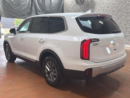 Glacial White Pearl 2025 Kia Telluride LX