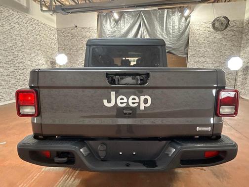 Granite Crystal Clearcoat Metallic 2023 Jeep Gladiator Overland