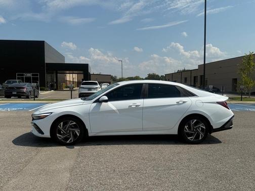 2025 Hyundai ELANTRA Limited