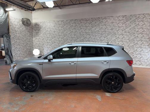 Pyrite Silver Metallic 2024 Volkswagen Taos 1.5T SE