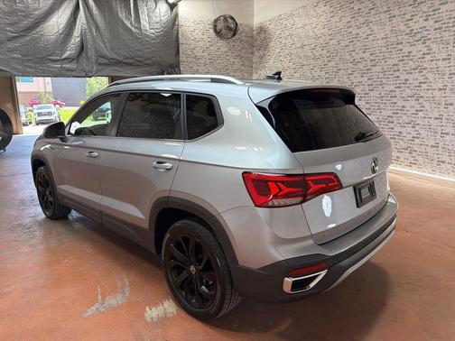 Pyrite Silver Metallic 2024 Volkswagen Taos 1.5T SE