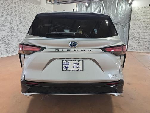 2021 Toyota Sienna XSE 7 Passenger