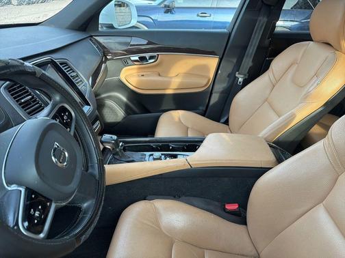 Crystal White Pearl 2019 Volvo XC90 T6 Momentum