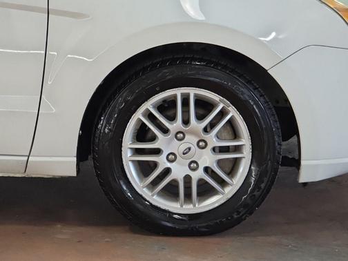 White Suede 2010 Ford Focus SE