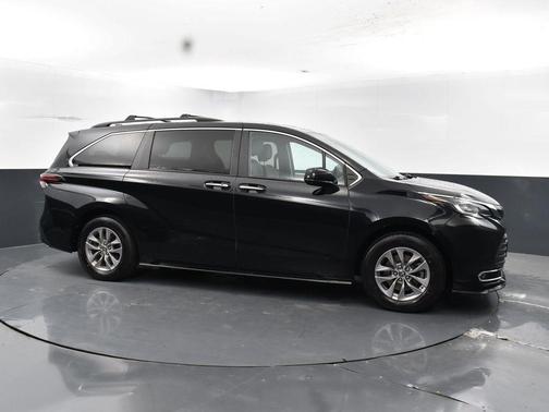 2022 Toyota Sienna XLE
