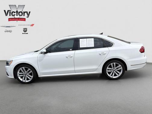 Pure White 2018 Volkswagen Passat 2.0T SE