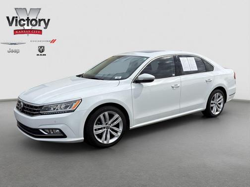 Pure White 2018 Volkswagen Passat 2.0T SE