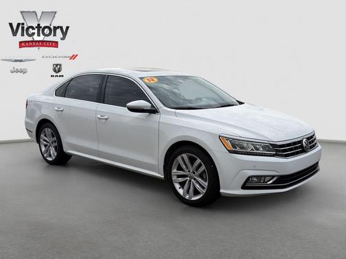 Pure White 2018 Volkswagen Passat 2.0T SE