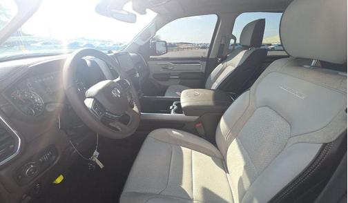 Diamond Black Crystal Pearlcoat 2025 RAM 1500 Laramie