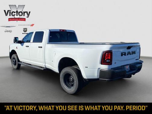 Bright White Clearcoat 2026 RAM 3500 Tradesman Crew Cab 4x4 8' Box