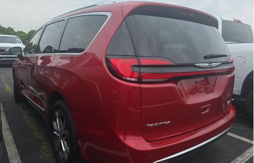 Red Hot Pearlcoat 2025 Chrysler Pacifica L