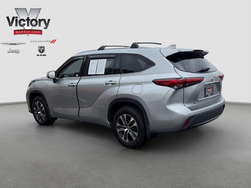 Celestial Silver Metallic 2022 Toyota Highlander XLE