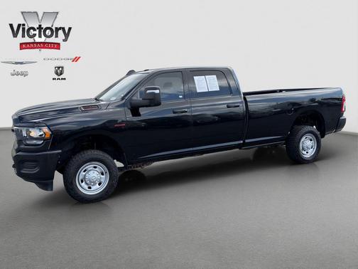 Diamond Black Crystal Pearlcoat 2023 RAM 2500 Tradesman Crew Cab 4x4 8' Box