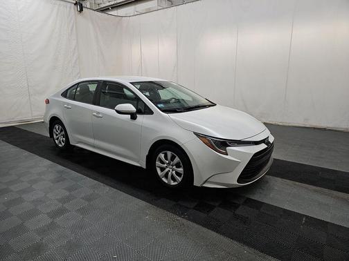 Pearl 2023 Toyota Corolla LE
