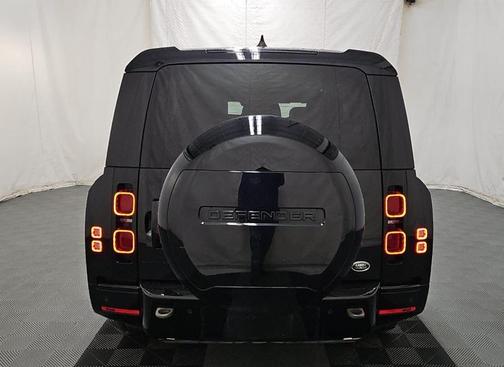 2023 Land Rover Defender 130 X-Dynamic SE