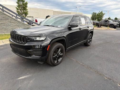 Diamond Black Crystal Pearlcoat 2025 Jeep Grand Cherokee Altitude