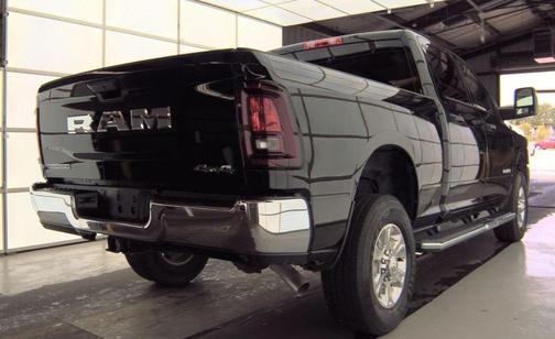 Diamond Black Crystal Pearlcoat 2025 RAM 2500 Big Horn Crew Cab 4x4 6'4' Box