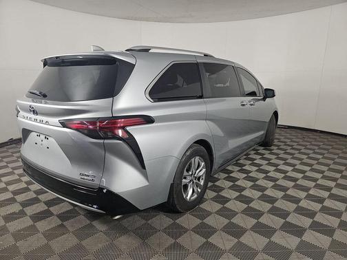 2023 Toyota Sienna Limited