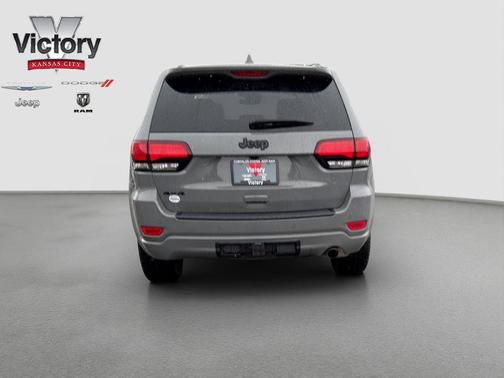 Sting-Gray Clearcoat 2022 Jeep Grand Cherokee Laredo
