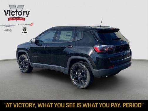 Diamond Black Crystal Pearlcoat 2026 Jeep Compass Latitude