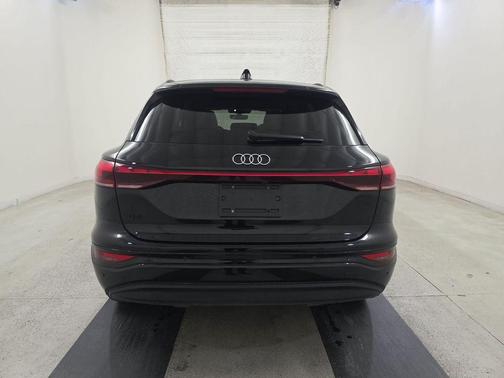 Mythos Black Metallic 2025 Audi Q6 e-tron Premium Plus quattro