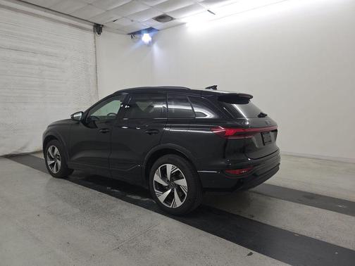 Mythos Black Metallic 2025 Audi Q6 e-tron Premium Plus quattro