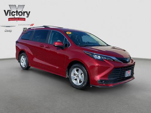 2024 Toyota Sienna LE
