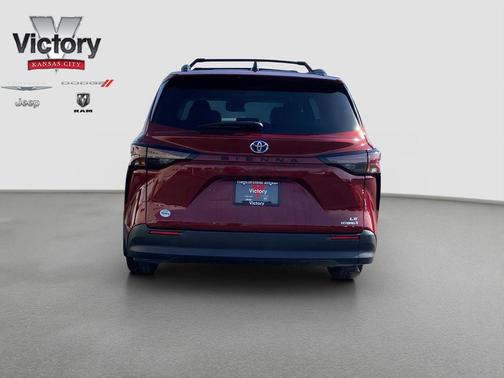 2024 Toyota Sienna LE